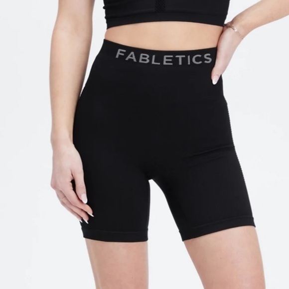 NWT! Fabletics Sync Seamless High-Waisted 6'' Short - Size X-Small - Black - Picture 2 of 5